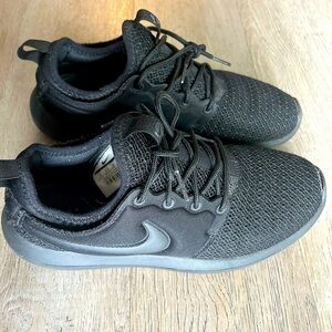 Women’s all black Nike Roshes sneakers Size 8